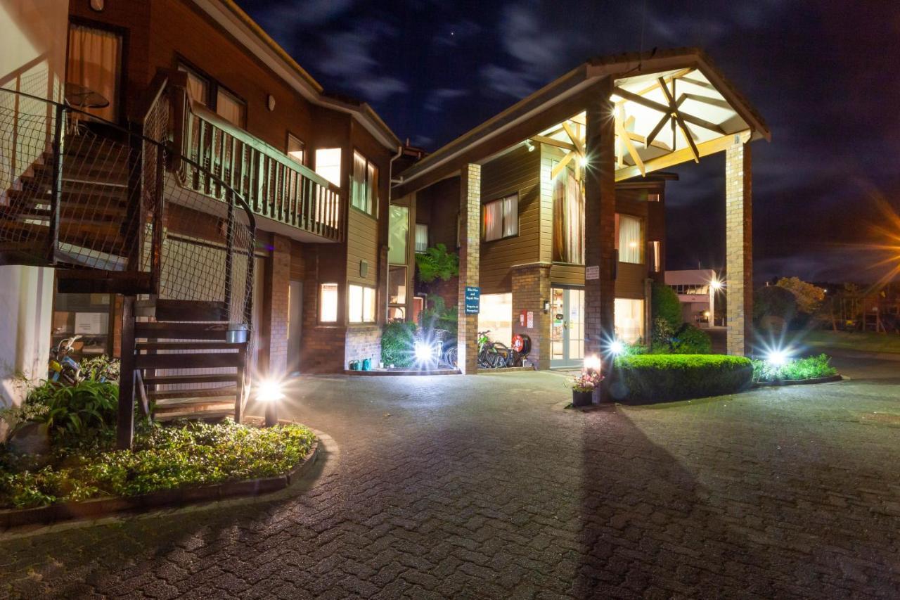 Cascades Lakefront Motel Tauposjön Exteriör bild The entrance of the hotel