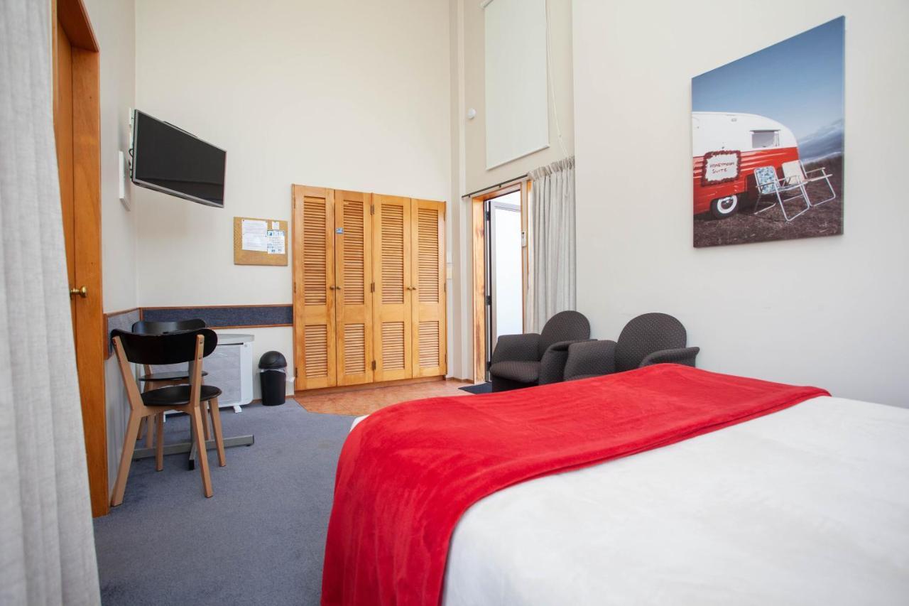 Cascades Lakefront Motel Tauposjön Exteriör bild A typical studio apartment