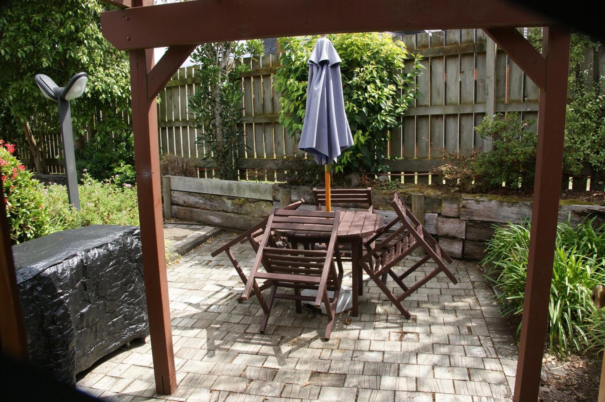 Cascades Lakefront Motel Tauposjön Rum bild A backyard patio