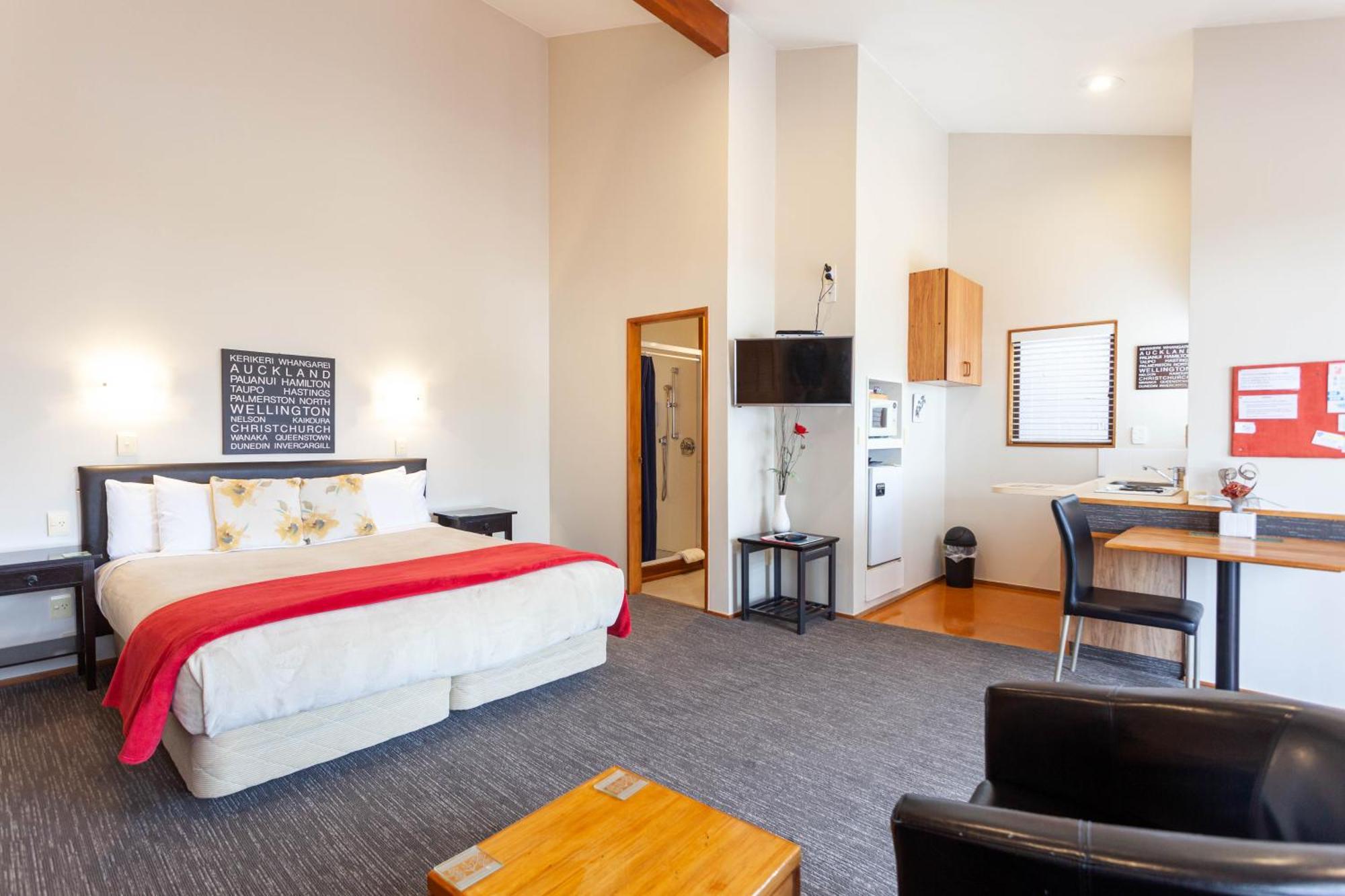 Cascades Lakefront Motel Tauposjön Rum bild A studio apartment in New Zealand