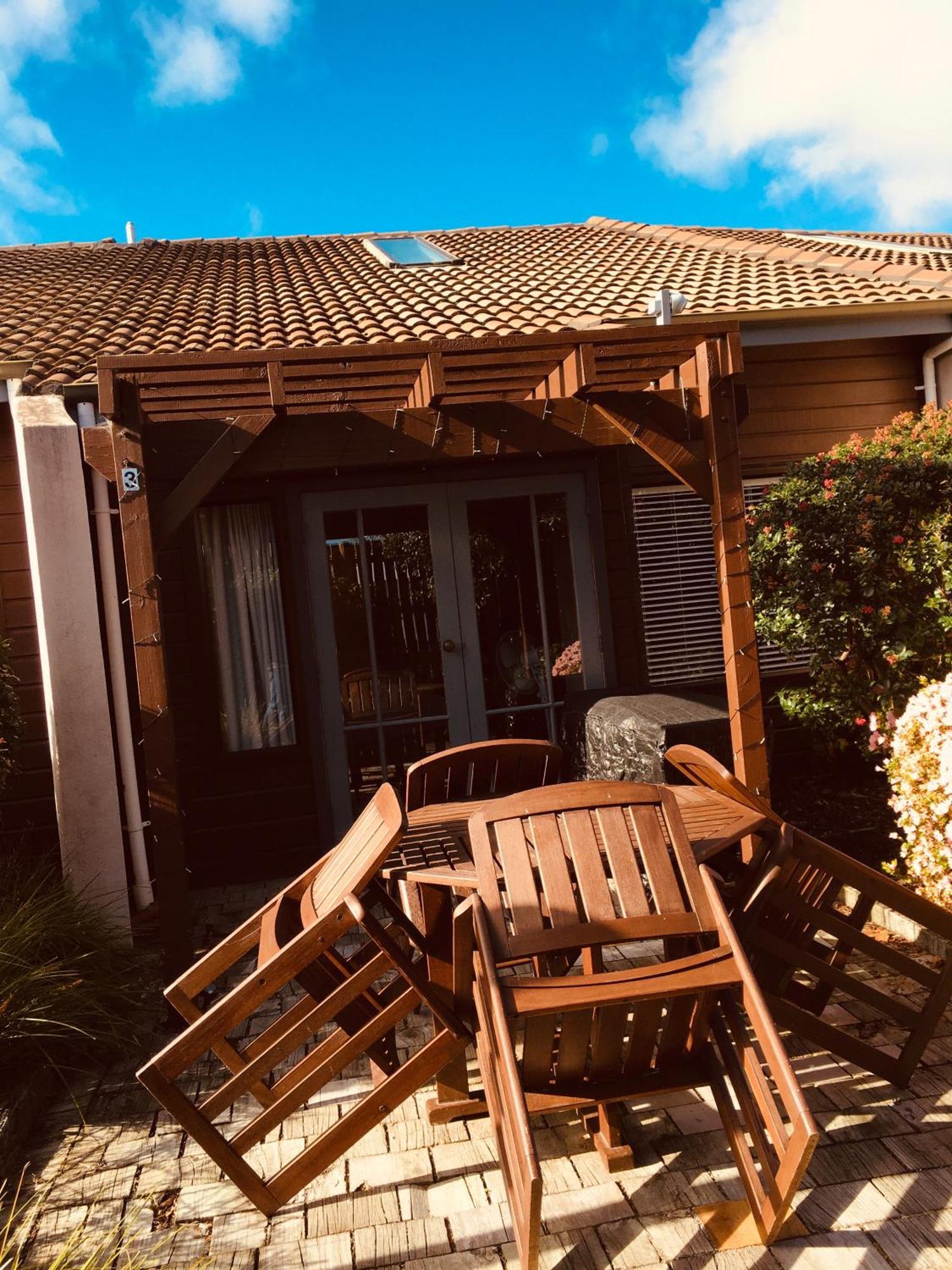 Cascades Lakefront Motel Tauposjön Exteriör bild A pergola in Germany