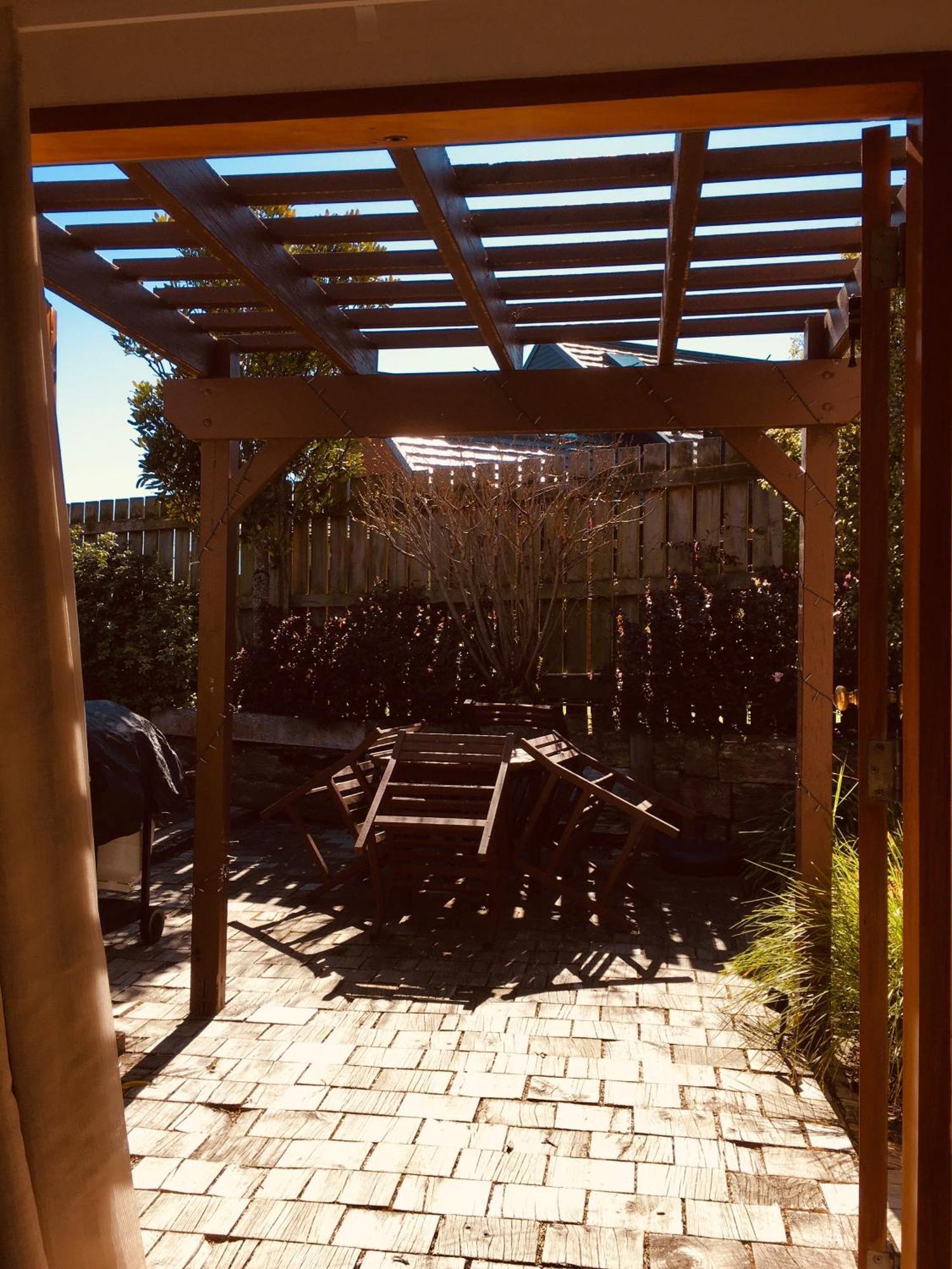 Cascades Lakefront Motel Tauposjön Exteriör bild Pergola in a backyard