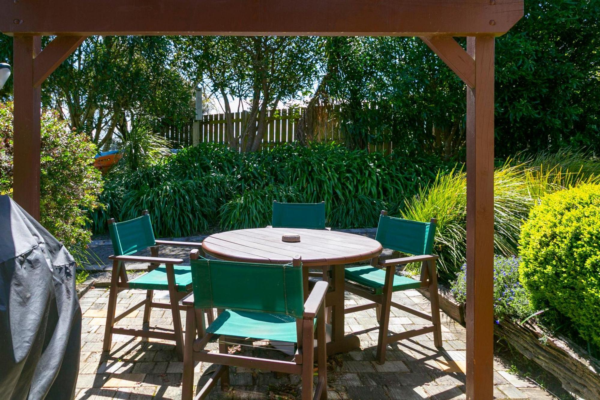Cascades Lakefront Motel Tauposjön Exteriör bild A pergola in a garden