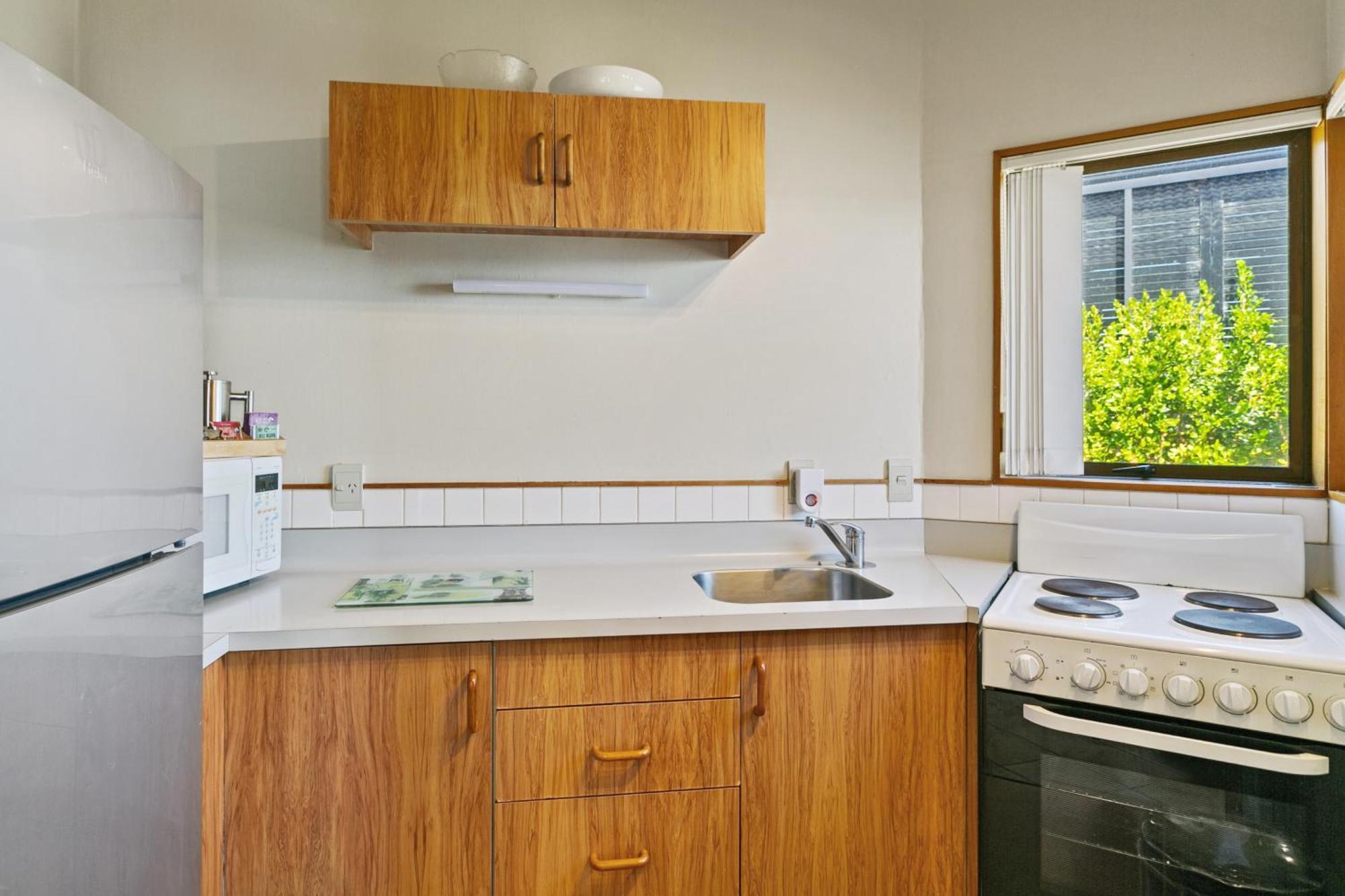 Cascades Lakefront Motel Tauposjön Exteriör bild A kitchen in a student flat