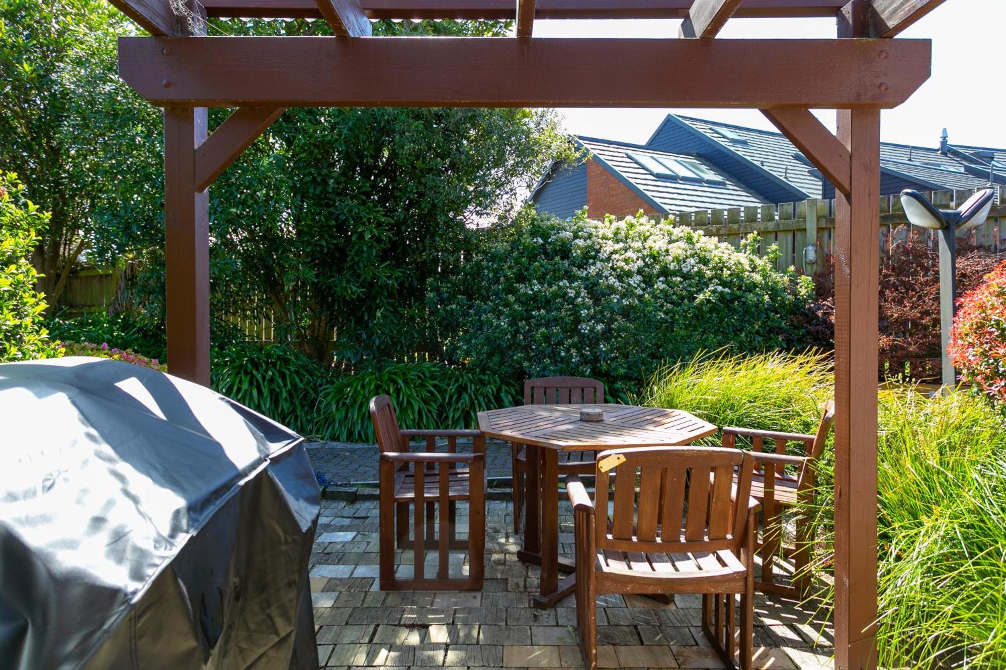 Cascades Lakefront Motel Tauposjön Exteriör bild A pergola in a backyard