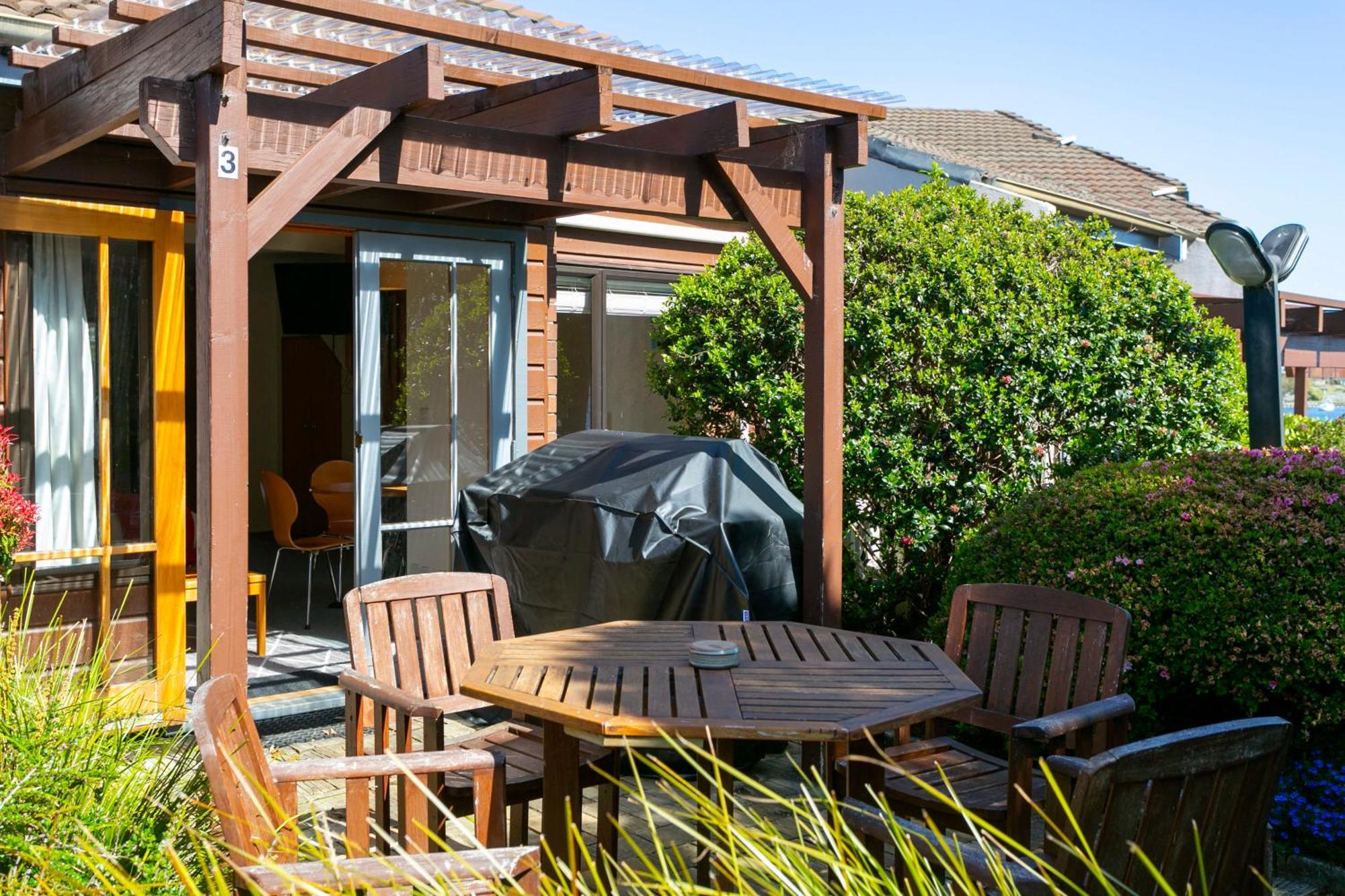 Cascades Lakefront Motel Tauposjön Exteriör bild A pergola in a garden