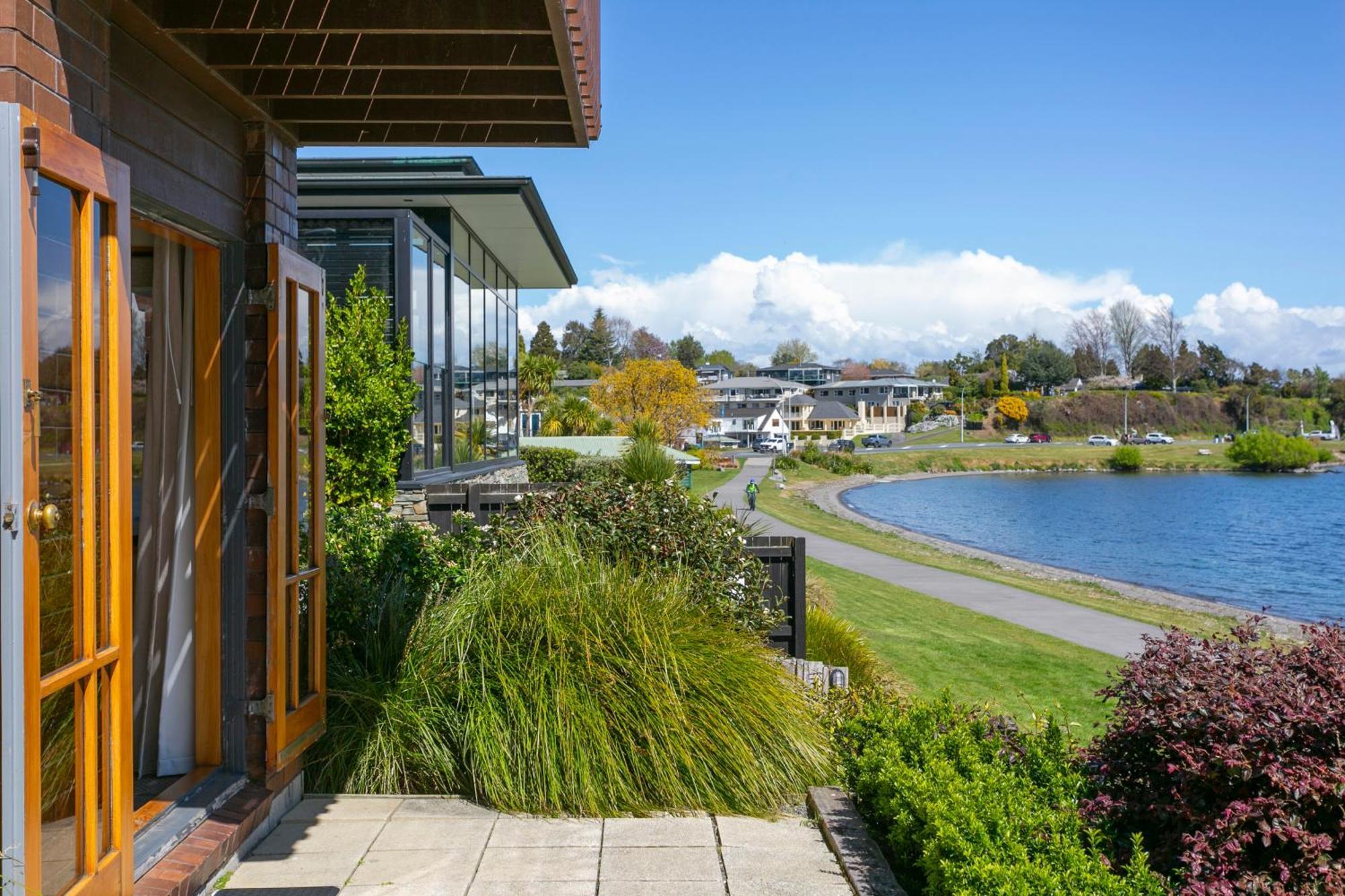 Cascades Lakefront Motel Tauposjön Exteriör bild View of the lake from the library