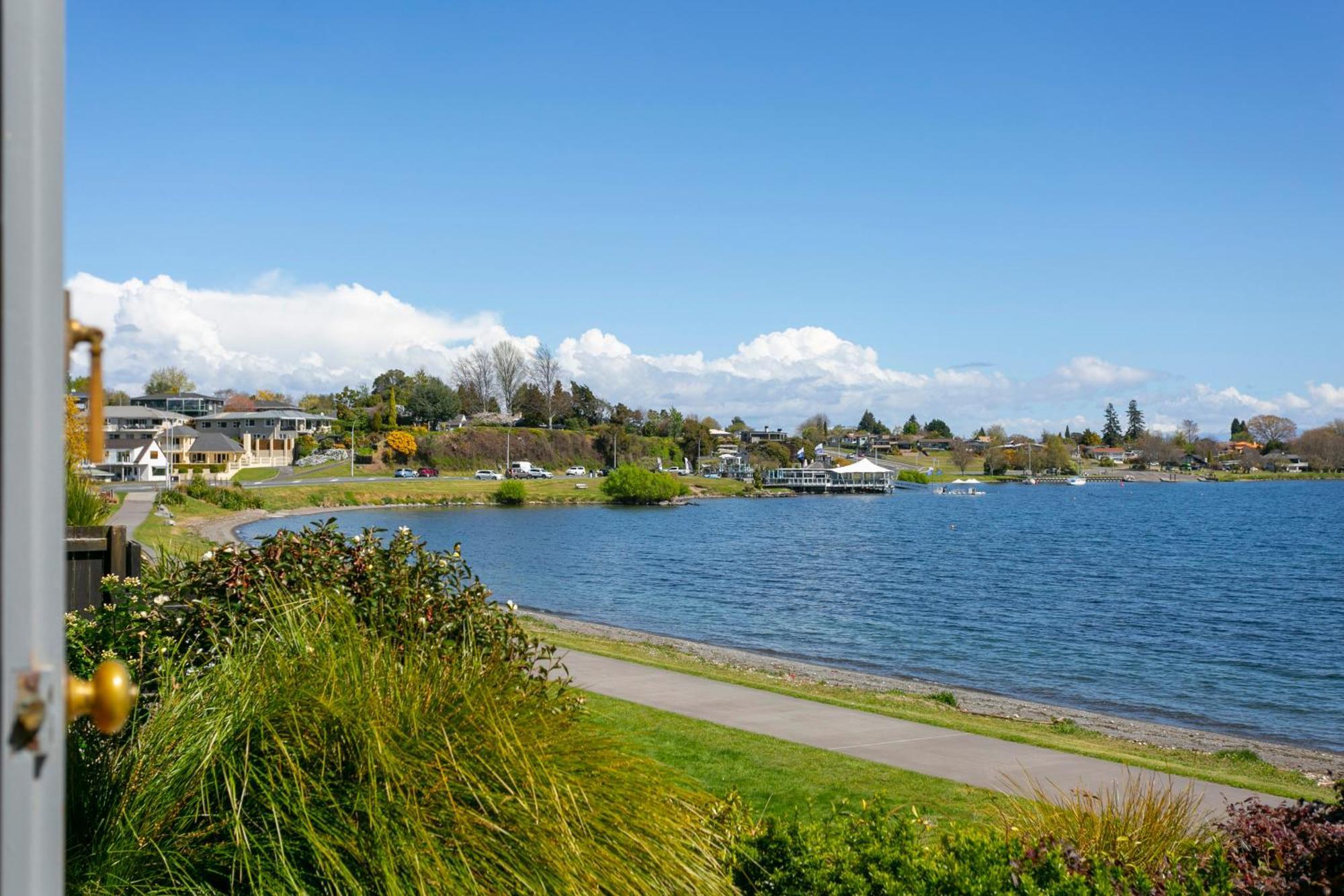 Cascades Lakefront Motel Tauposjön Exteriör bild View of Lake Stevens