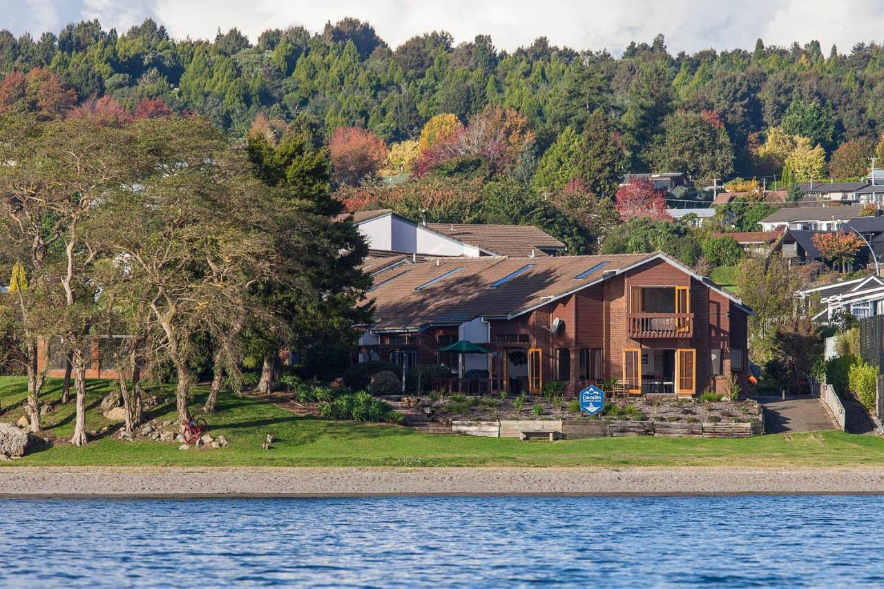 Cascades Lakefront Motel Tauposjön Exteriör bild Residential neighborhood on the shore of Lake Stevens